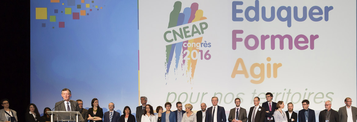Philippe-Poussin-equipe-Cneap Philippe Poussin (au centre) entouré de l’équipe du Cneap