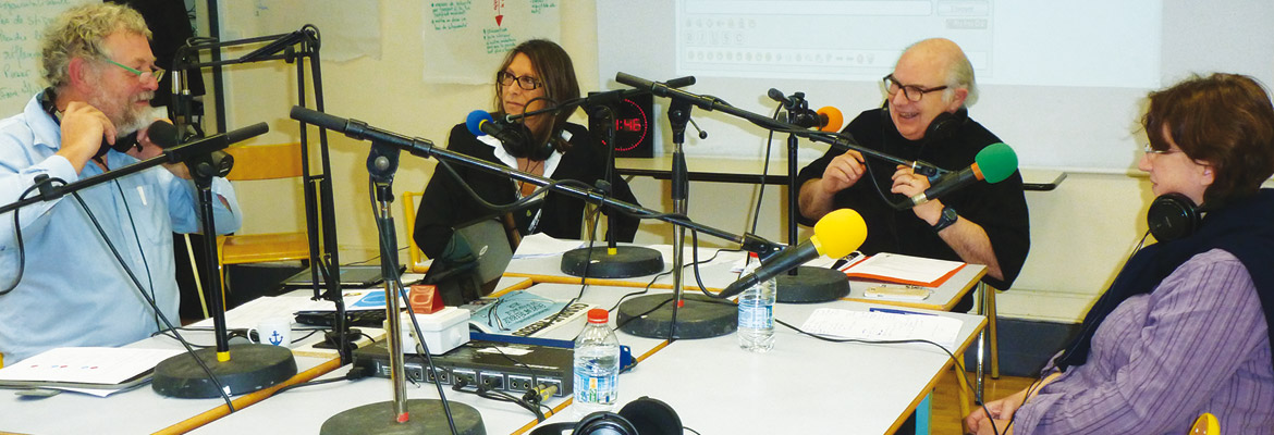 Pierre-Etienne Vanpouille (à gauche), ancien chef d’établissement, expert des nouvelles technologies et de la communication radiophonique anime son émission « L’école bousculée »