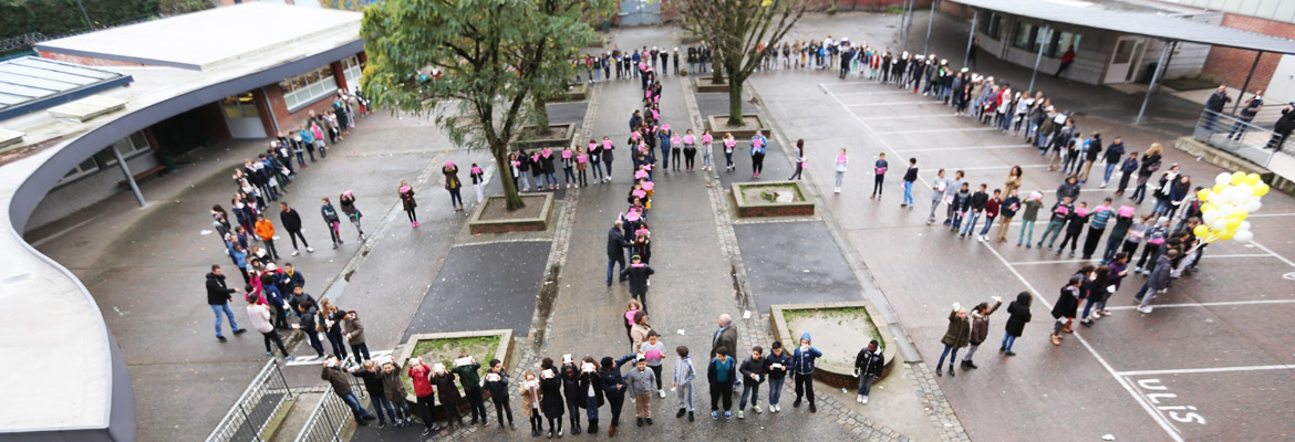 Après les attentats du 13 novembre 2015, les 6es ont formé le signe Peace & Love dans la cour © Collège Saint-Exupéry/Roubaix 
