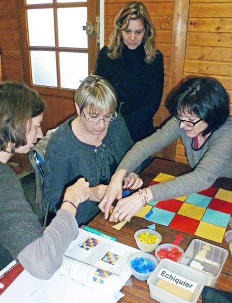 ecole-active-pierre-faure Les enseignants s’approprient en petits groupes l’outil de l’échiquier conçu par le père Faure pour comprendre la mécanique opératoire.