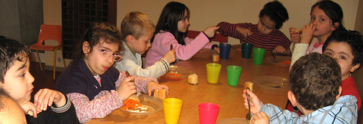 cantine-mixite-sociale La cantine de Saint Théophile propose des menus sans porc mais pas de repas halal, même s'il faut souvent réexpliquer ce choix aux parents.
