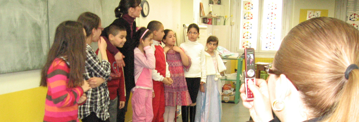ecole-marseille-enseignement-catholique L'équipe de saint Théodore de Marseille, invite régulièrement les parents dans les classes et engager le dialogue, comme ici lors d'un représentation théâtrale.
